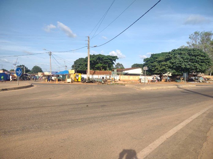 La voie de Kikélé avec la plaque d’indication à droite