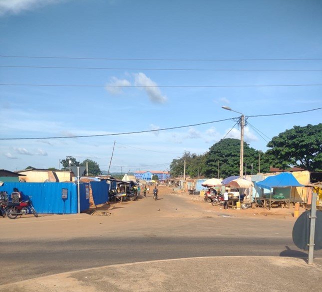 La voie de Kikélé vue à partir du rond-point